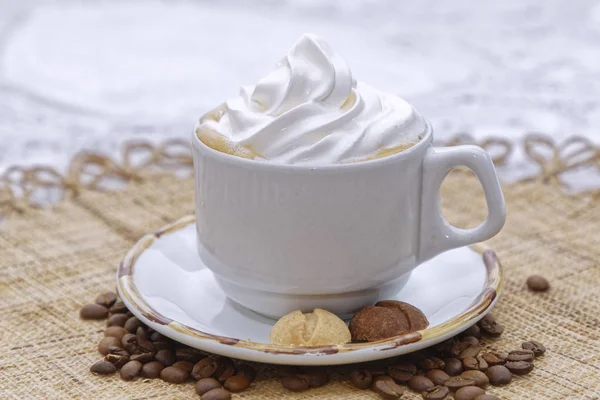 Heiße Frische Cappuccino Tasse Mit Schlagsahne Und Kekse Mit Kaffeebohnen — Stockfoto