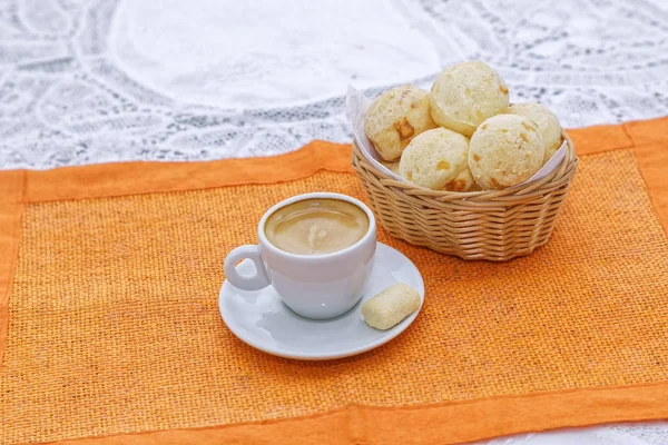 Hete Sterke Koffie Kopje Met Kaas Broodjes Mand Oranje Servet — Stockfoto