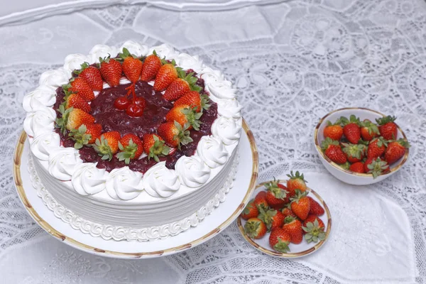 White Whipped Cream Cake Strawberries White Plates — Stock Photo, Image