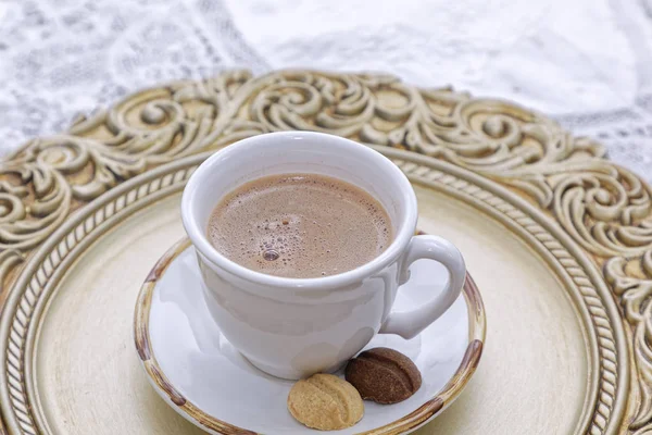 Färsk Kaffekopp Med Läckra Kex Vit Och Gyllene Tallrik — Stockfoto