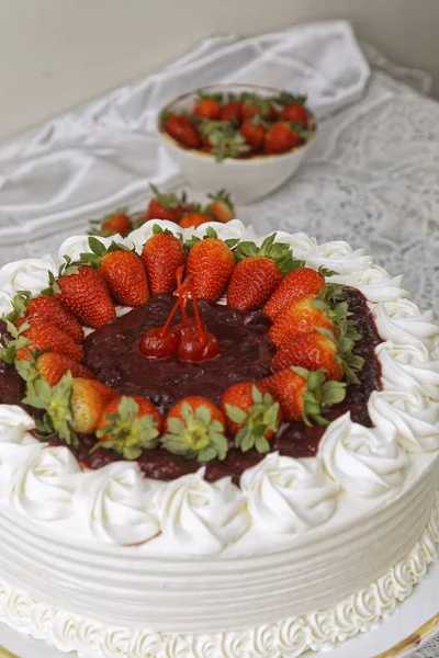 White Whipped Cream Cake Strawberries White Plates — Stock Photo, Image