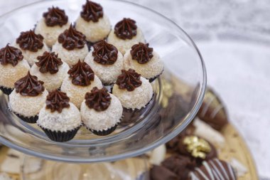 Mutfak masasının arkasında bir sürü lezzetli çikolata şekeri var.