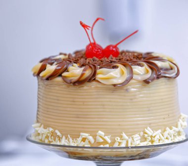 Taze pişmiş, kirazlı tereyağlı krema. 