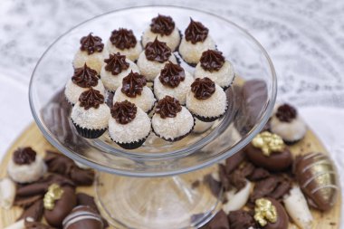 Mutfak masasının arkasında bir sürü lezzetli çikolata şekeri var.