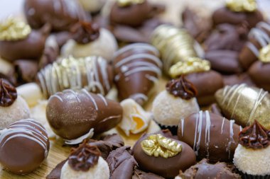 Tahta tabakta farklı çikolata şekerlemeleri