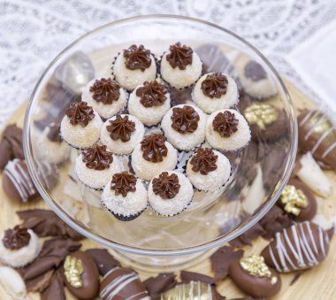 Mutfak masasında beyaz hindistan cevizli pralin şekerlemeleri.