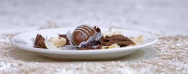 Çikolata oval şekilli, siyah beyaz çikolata talaşlı şekerler.