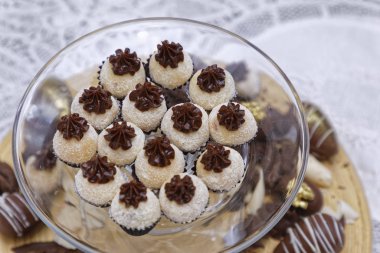 Mutfak masasında beyaz hindistan cevizli pralin şekerlemeleri.