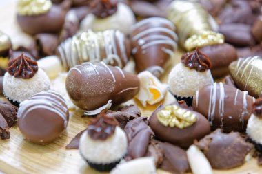 Tahta tabakta farklı çikolata şekerlemeleri