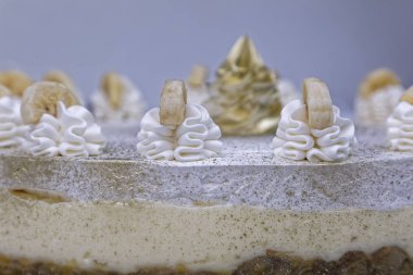 Krem şantili katmanlı muzlu kek ve muz parçaları.