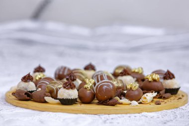 Tahta tabakta farklı çikolata şekerlemeleri