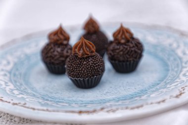 Çikolatalı trüf şekerleri mavi tabakta