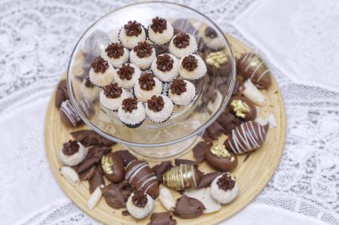 Mutfak masasının arkasında bir sürü lezzetli çikolata şekeri var.