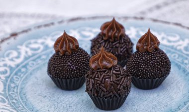 mavi tabakta farklı çikolatalı şekerleme