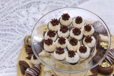 Mutfak masasının arkasında bir sürü lezzetli çikolata şekeri var.