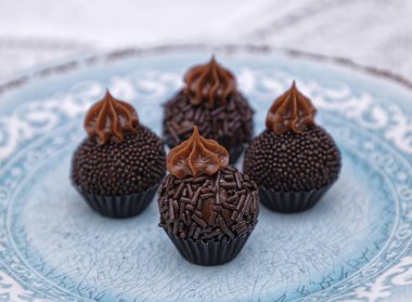 mavi tabakta farklı çikolatalı şekerleme