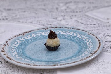 Mavi tabakta beyaz hindistan cevizi yer mantarı şekeri