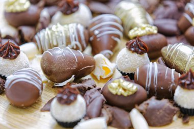 Tahta tabakta farklı çikolata şekerlemeleri