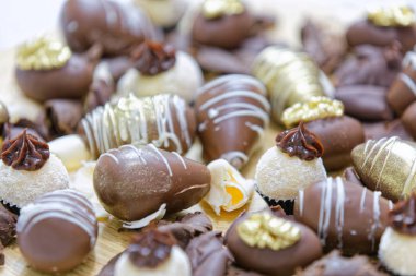 Tahta tabakta farklı çikolata şekerlemeleri