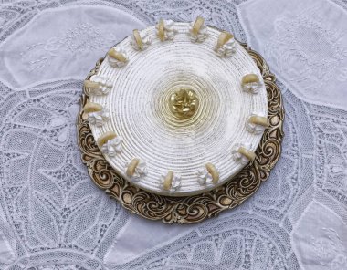 Krem şanti ve muz dilimli muzlu turta.