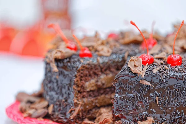 Gros Plan Gâteau Chocolat Avec Crème Beurre Chocolat Décoré Cerises — Photo