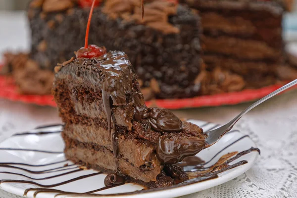 Крупним Планом Шматочок Свіжого Печеного Шоколадного Торта Білій Тарілці — стокове фото
