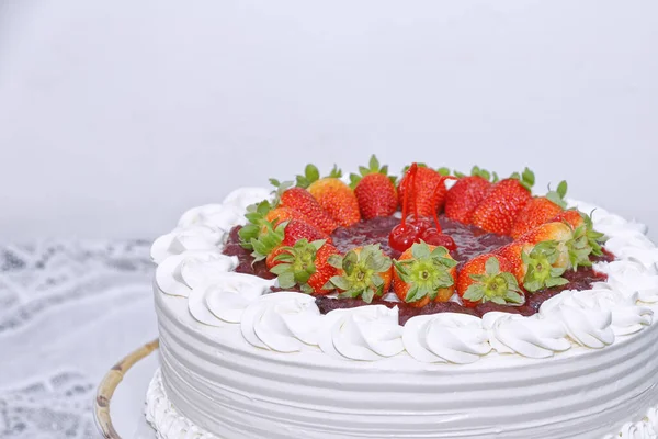 Λευκό Κέικ Σαντιγί Και Φράουλες Λευκό Φόντο Τραπέζι Κουζίνας — Φωτογραφία Αρχείου