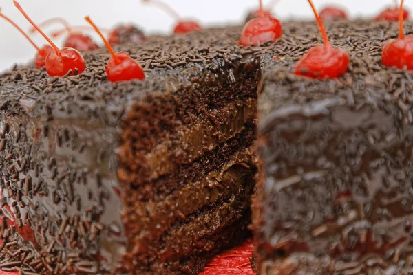 Kırmızı Tabakta Kirazla Süslenmiş Çikolatalı Pasta — Stok fotoğraf