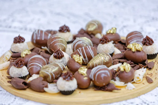 Diferentes Doces Chocolate Placa Madeira — Fotografia de Stock