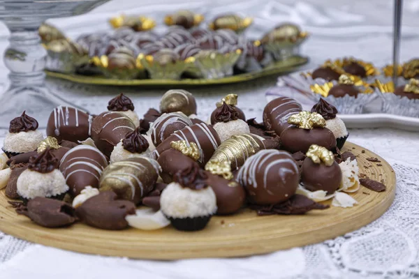 Lotes Doces Chocolate Saborosos Placa Madeira Fundo Mesa Cozinha — Fotografia de Stock
