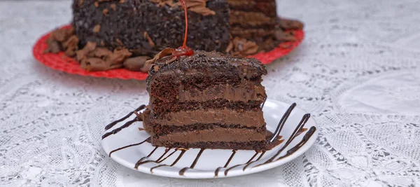 Morceau Gâteau Chocolat Frais Cuit Sur Plaque Blanche — Photo