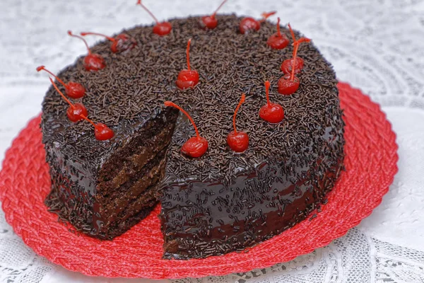 Bolo Chocolate Com Creme Manteiga Chocolate Decorado Com Cerejas Placa — Fotografia de Stock