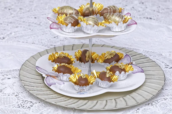 Spousta Oválných Čokoládových Bonbónů Zlatých Obalech Stánku Cukrovinkami — Stock fotografie