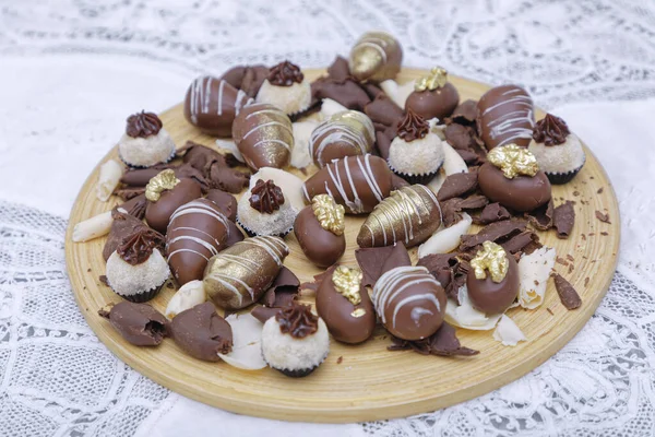 Doces Chocolate Placa Madeira Fundo Mesa Cozinha — Fotografia de Stock