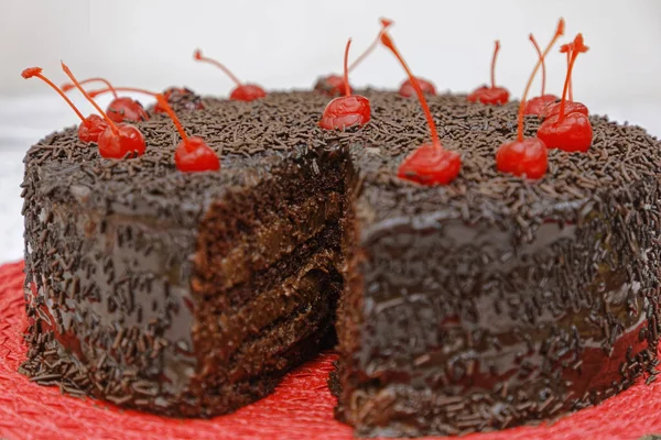 Pastel Chocolate Con Crema Mantequilla Chocolate Decorado Con Cerezas Plato —  Fotos de Stock