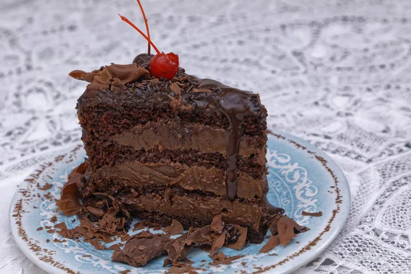 ブループレートにチョコレート釉薬をかけたケーキのトリプルダークチョコレートケーキ — ストック写真
