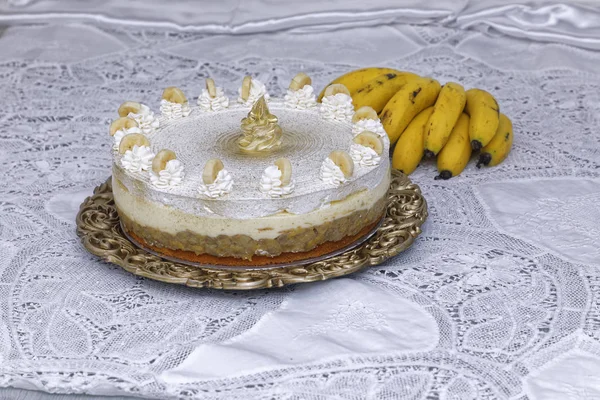 Torta Bianca Cremosa Con Panna Montata Con Banane Sullo Sfondo — Foto Stock