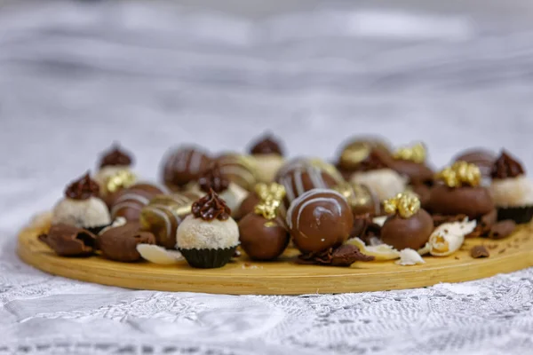 Diferentes Doces Chocolate Placa Madeira — Fotografia de Stock