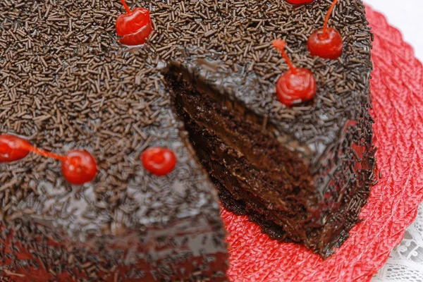 Chocolate Cake Chocolate Buttercream Decorated Cherries Red Plate — Stock Photo, Image