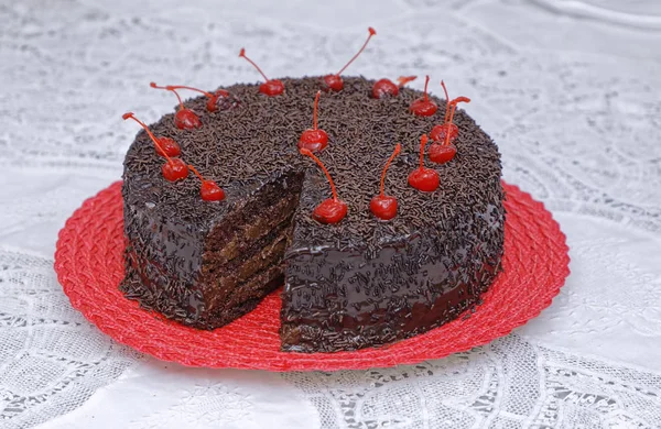 Dunkler Schokoladenkuchen Mit Schokolade Buttercreme Mit Kirschen Auf Rotem Teller — Stockfoto