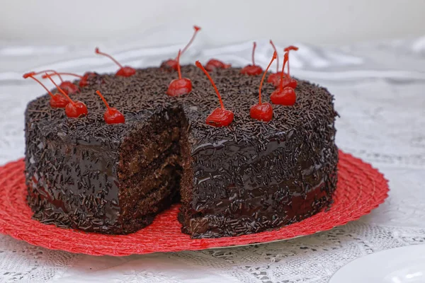 Pastel Chocolate Con Crema Mantequilla Chocolate Decorado Con Cerezas Plato — Foto de Stock