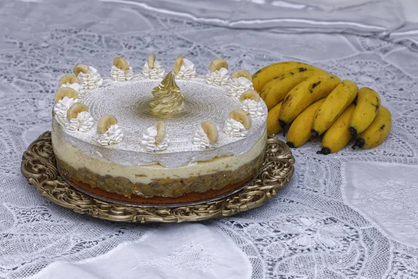 Torta Bianca Cremosa Con Panna Montata Con Banane Sullo Sfondo — Foto Stock