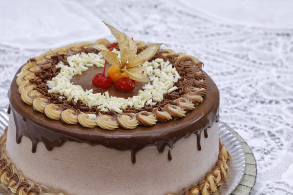 巧克力奶油蛋糕 有巧克力糖霜和玻璃板上的水果 — 图库照片