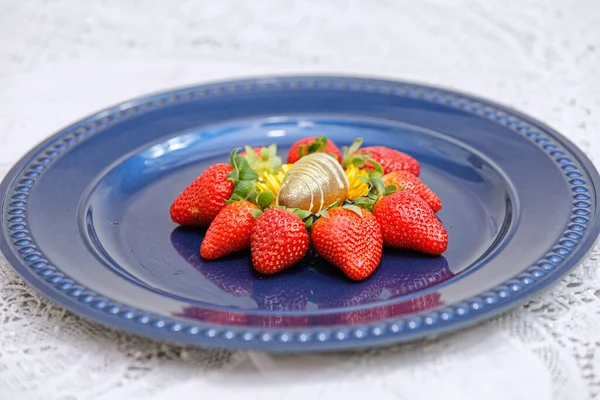 Frische Rote Erdbeeren Mit Schokoladenbonbons Auf Blauem Teller — Stockfoto