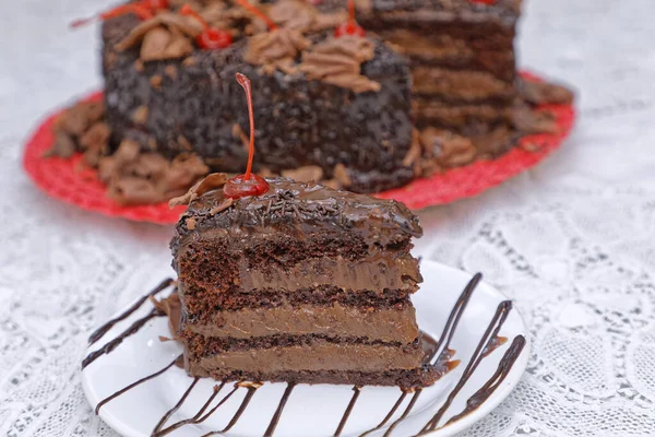 Morceau Gâteau Chocolat Frais Cuit Sur Plaque Blanche — Photo