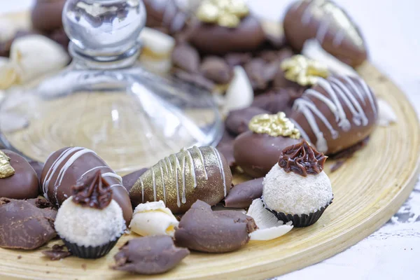 Lotes Doces Chocolate Escuro Branco Placa Madeira — Fotografia de Stock
