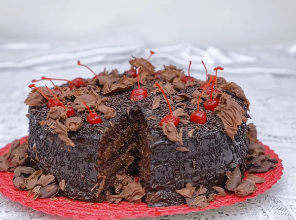 Свіжий Запечений Шоколадний Торт Какао Порошковою Глазур Прикрашеною Вишнями Червоній — стокове фото