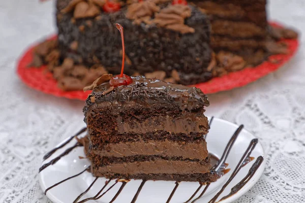 Gros Plan Morceau Gâteau Chocolat Frais Cuit Sur Plaque Blanche — Photo