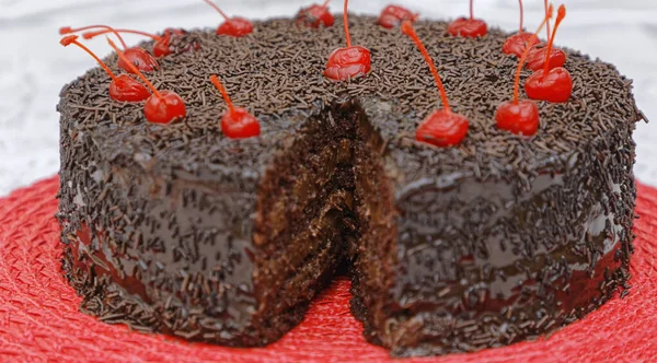 Schokoladenkuchen Mit Schokolade Buttercreme Mit Kirschen Auf Rotem Teller — Stockfoto