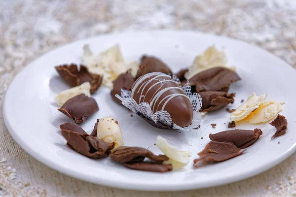 Chocolate Forma Oval Doces Com Raspas Chocolate Escuro Branco — Fotografia de Stock